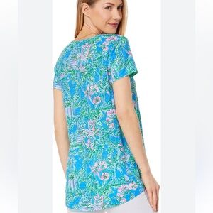 Lilly Pulitzer Etta v neck tropical tee women size medium